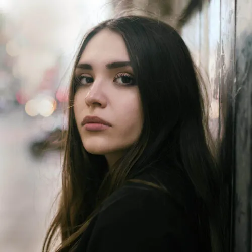 Frau in schwarzem Top