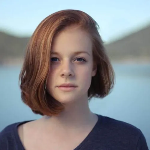 Frau draußen bei Tageslicht