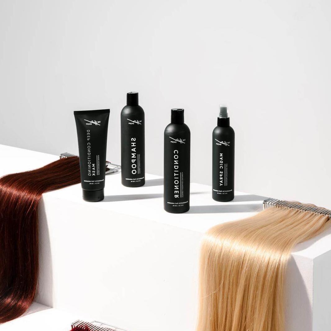 Schwarz und braun beschriftete Flaschen