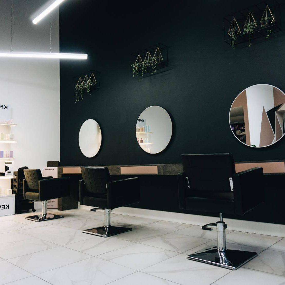 Schwarze und silberne Barhocker 