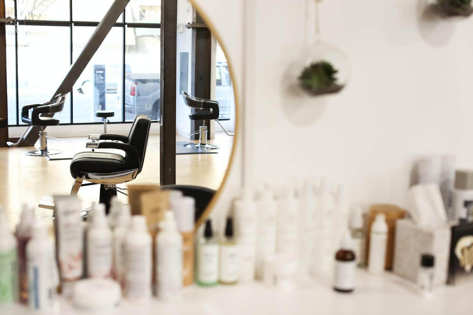 Schwarzer und silberner Bürostuhl neben Spiegel