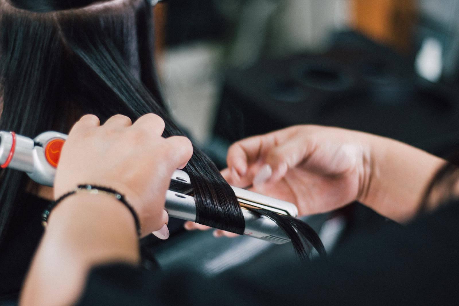 Person hält schwarzes und silbernes Werkzeug