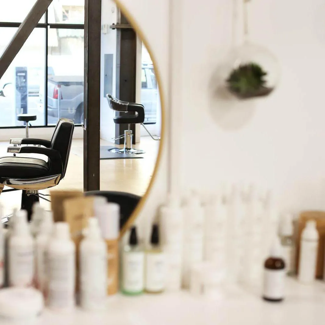 Schwarzer und silberner Bürostuhl neben Spiegel