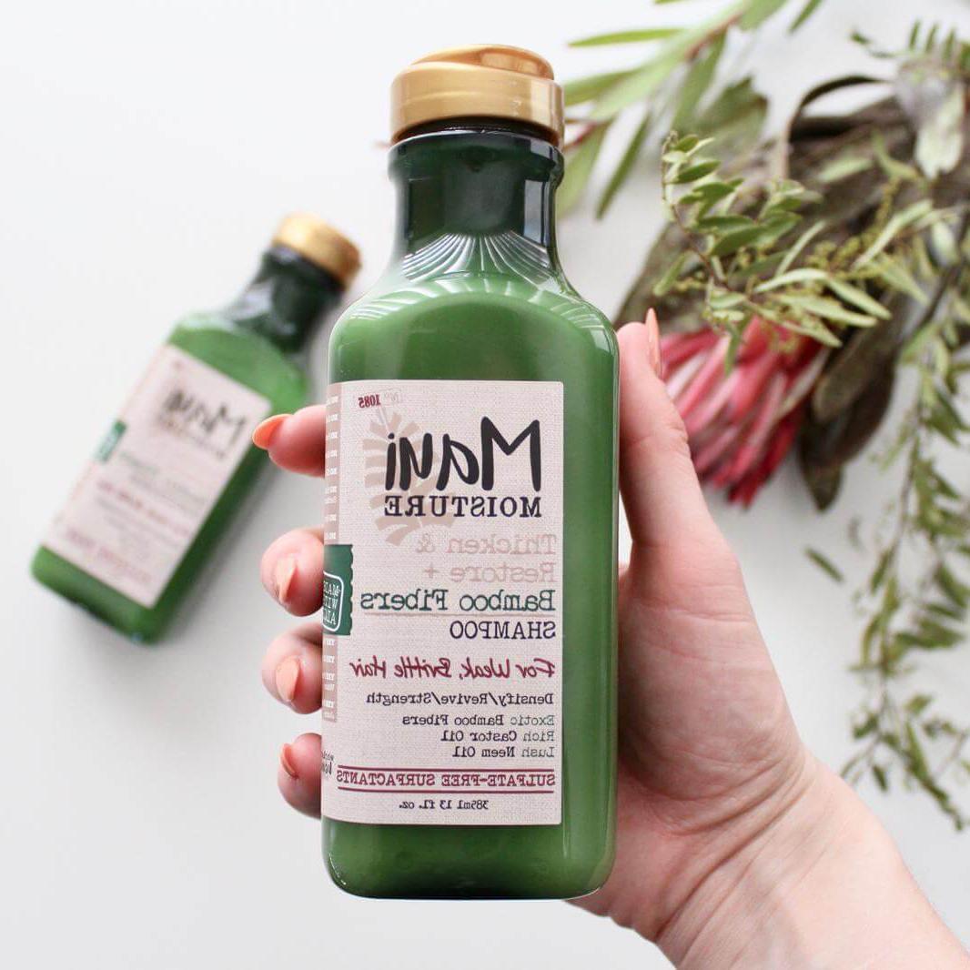 Person hält Maui Feuchtigkeitsflasche