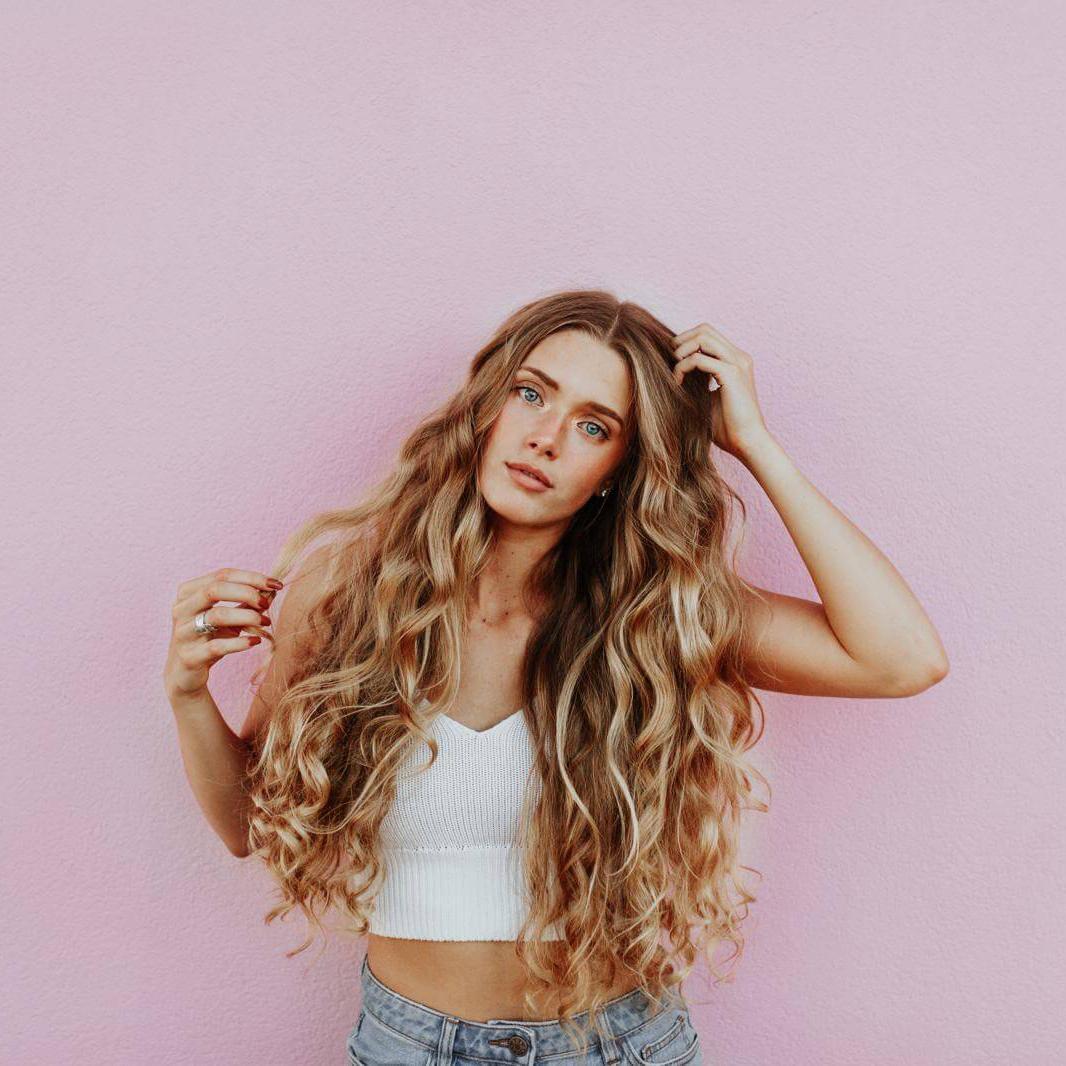 Frau neben rosa Wand