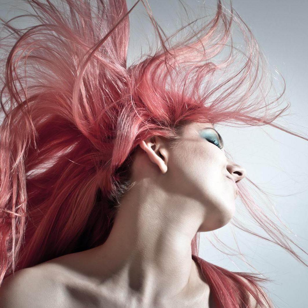 Frau mit wehendem Haar 